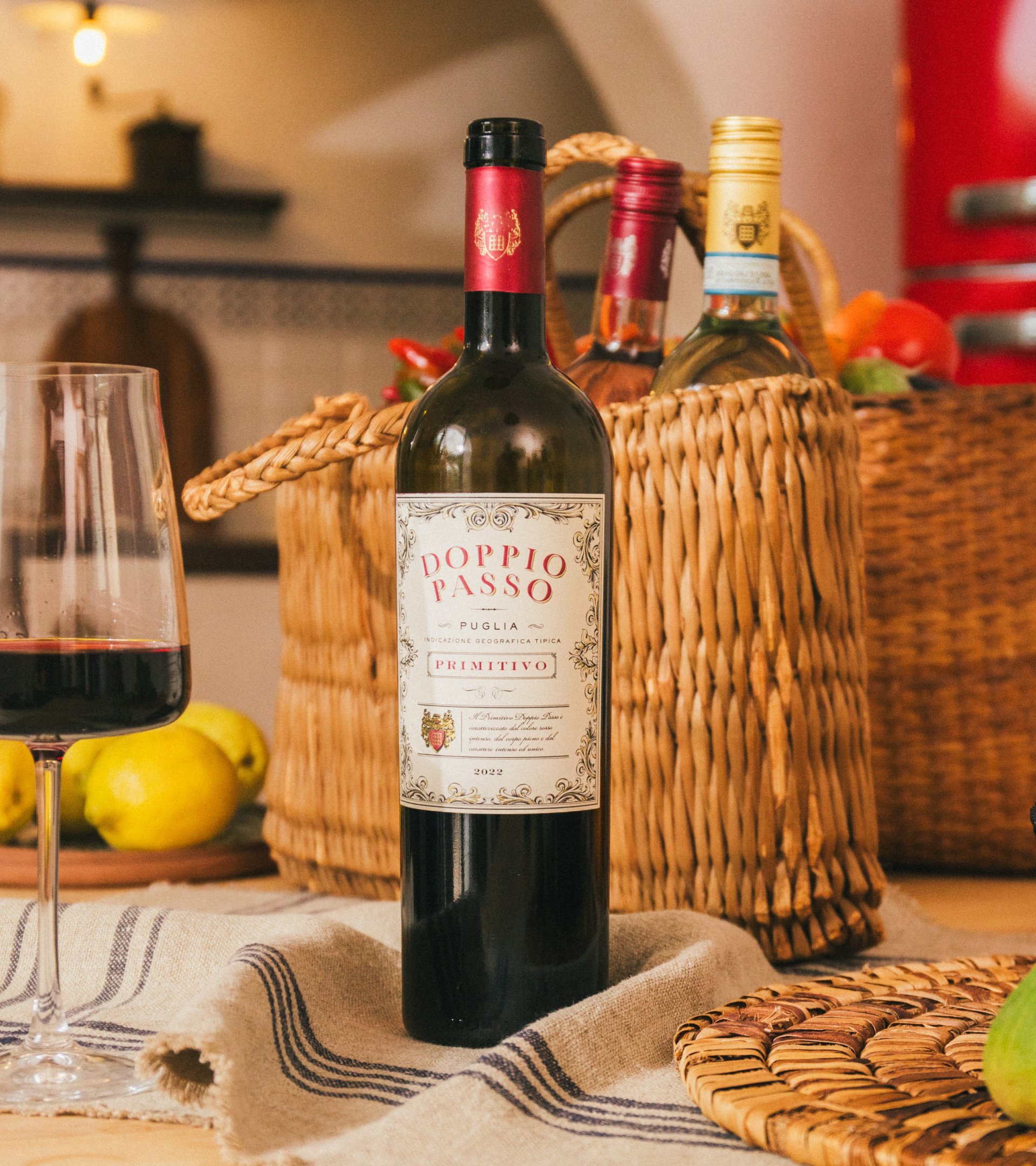 Weinglas und Flasche Doppio Passo Primitivo Rosso.