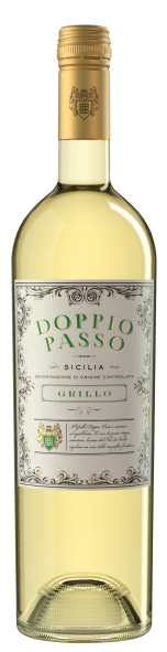 Diese sizilianische Weinflasche, Doppio Passo Grillo, ist elegant gestaltet mit einem klassischen Etikett und einem glänzenden goldenen Verschluss, der Eleganz ausstrahlt.