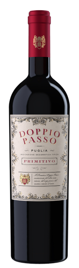 Eine Flasche Doppio Passo Primitivo, elegant gestaltet mit einem cremefarbenen Etikett und einem auffälligen roten Verschluss.