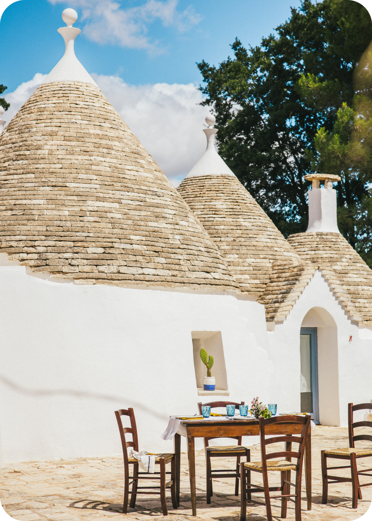 Heritage Doppio Passo: una tavola imbandita in un trullo pugliese.