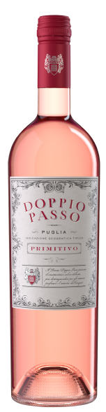 Die Doppio Passo Primitivo-Weinflasche hat eine zartrosa Farbe und ein dekoratives Etikett, das ihre Herkunft aus Apulien hervorhebt.
