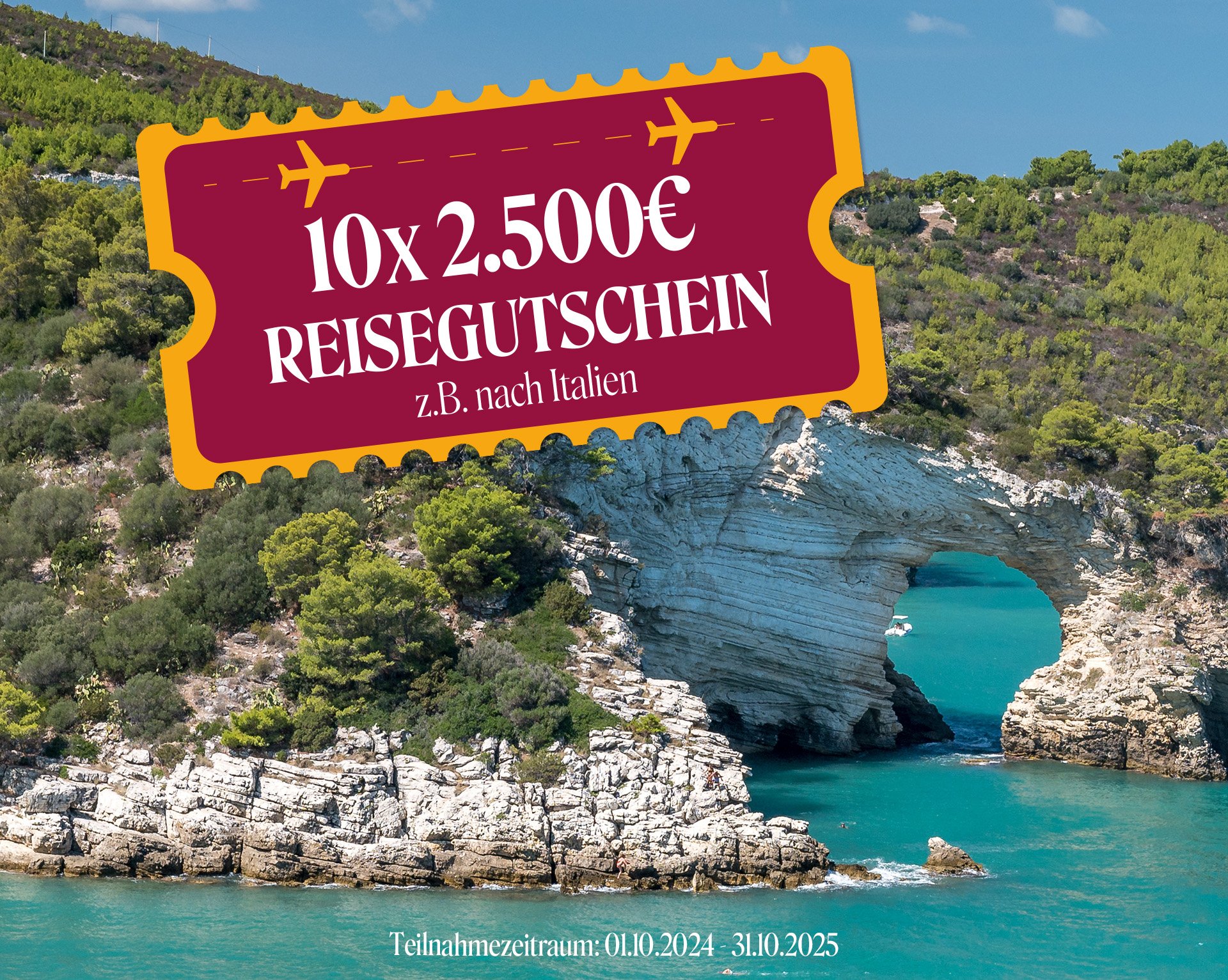 Ein atemberaubender Blick auf die Küste mit einem natürlichen Felsbogen, umgeben von üppigem Grün und klarem türkisfarbenem Wasser.