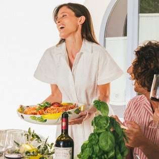 Mit Weinen von Doppio Passo und typisch italienischen Gerichten gedeckter Tisch.