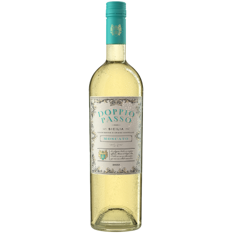 Die elegante Flasche Doppio Passo Moscato-Wein steht aufrecht und präsentiert ihren hellgoldenen Inhalt und das aufwendige Etikettendesign.