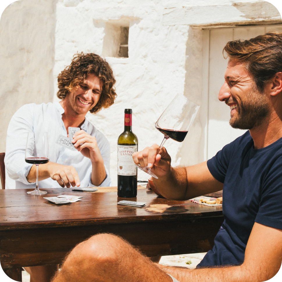 I vini fermi Doppio Passo su un tavolo che riflette il gusto italiano.