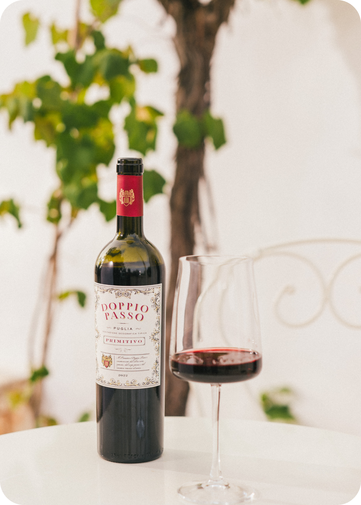 Il vino Doppio Passo, un vigneto soleggiato, una Vespa: un'estate italiana.