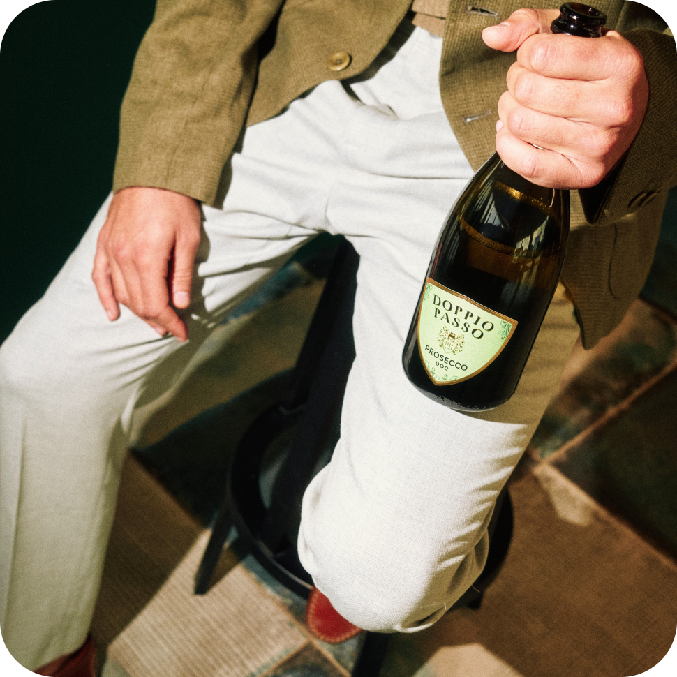 Prosecco Doppio Passo mit prickelnden Eigenschaften, die an italienische Authentizität erinnern.